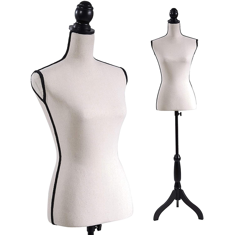 Juwelenpoppen, juwelenrekken met halskettingen